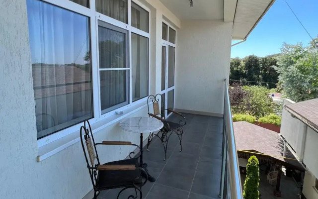 Dvukhkomnatnaya S Balkonom Flat