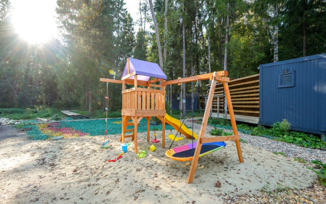 Siniy Domik V Lesu Na Zhivopisnoy Ulitse Glamping