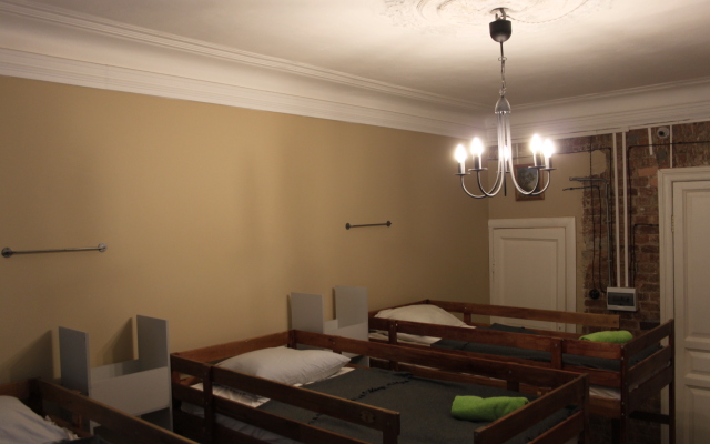 Old Flat Na Sovetskoy Hostel