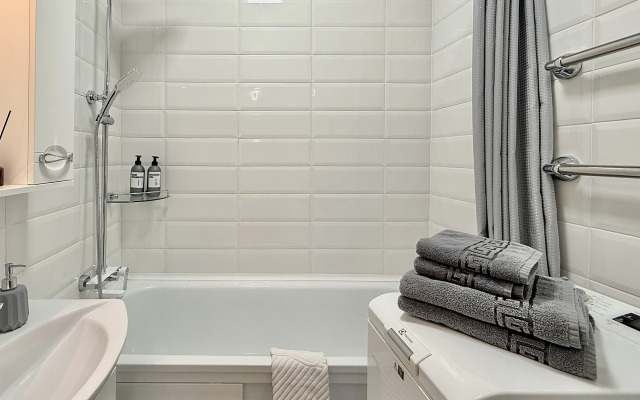 Жилое помещение 2-к квартира у метро Молодежная с яркими закатами