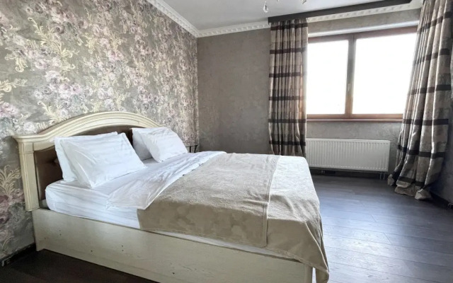 Prostornaya Yevro-Tryoshka U Metro (1) Apartment