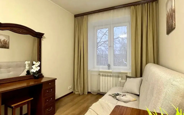 Uyutnaya 3-Kh Komnatnaya U Metro Akademicheskaya Flat