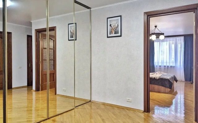 Bolshaya uyutnaya vozle parka flat