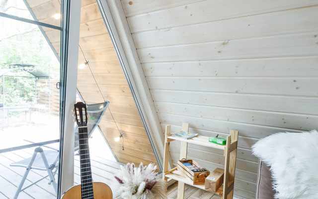 Частный дом А-фрейм в дубовом лесу