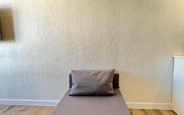 Studiya S Dizaynerskim Remontom S Baseynom I Balkonom Apartaments