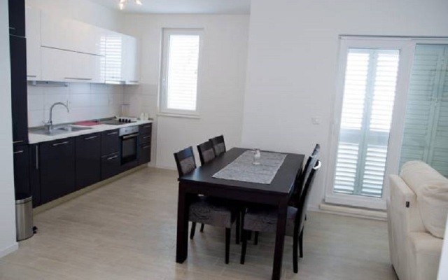 Spacious Beachfront Apartments Tanita