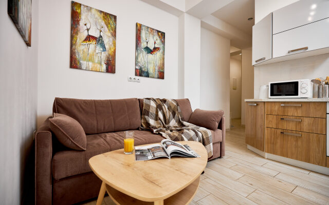 In the center of the Riviera Park Apartments