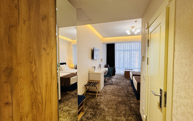 Отель Garnet Mir