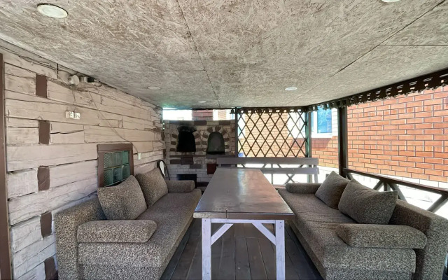 Otlichny Dvukhetazhny s Mangalom i Baney Ryadom s Prudom Private House