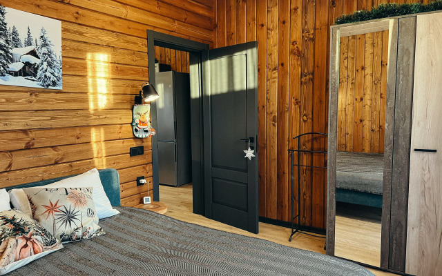 Частный дом с панорамными окнами с выходом на террасу и баней на дровах