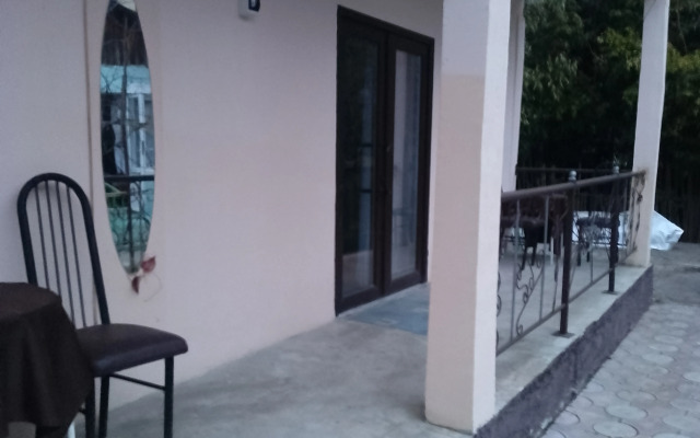 Yuzhny M Guest House