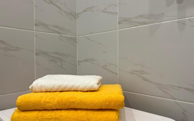 4kh mestnye apartamenty s balkonom i basseynom Apartments