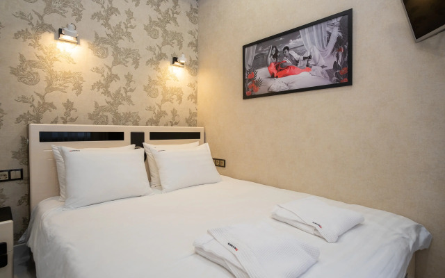 Red Apartments Art Layt Brams Apartments