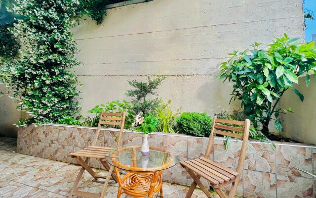 Trekhkomnatniye s Terrasoy i Balkonom Apartments