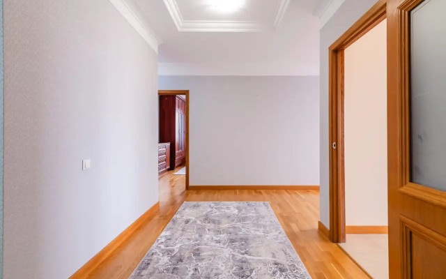 Апартаменты просторные трехкомнатные у ТРЦ MEGA в стиле минимализм