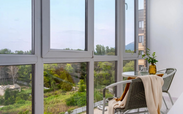 Na Pervomayskoy Ulitse 70 Flat