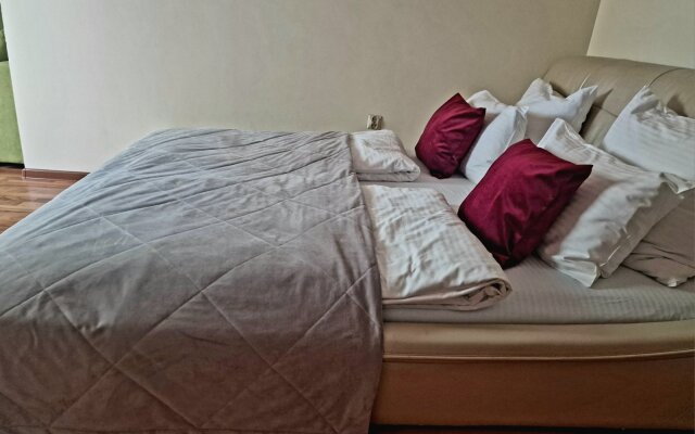 Tryohkomnatnyj Penthaus, YUzhnyj vokzal,Kolibri#27/13 Apartments