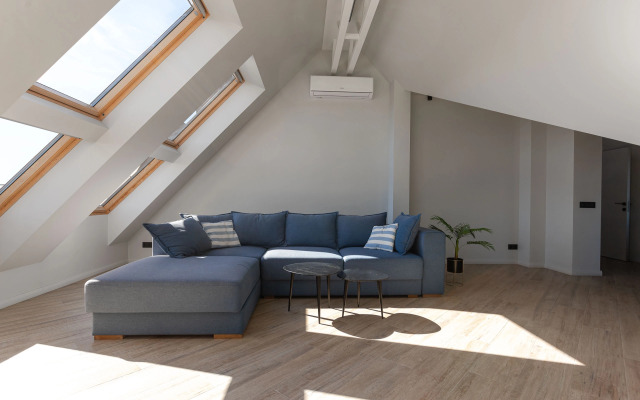 Квартира с Мансардными Окнами и Видом на Море