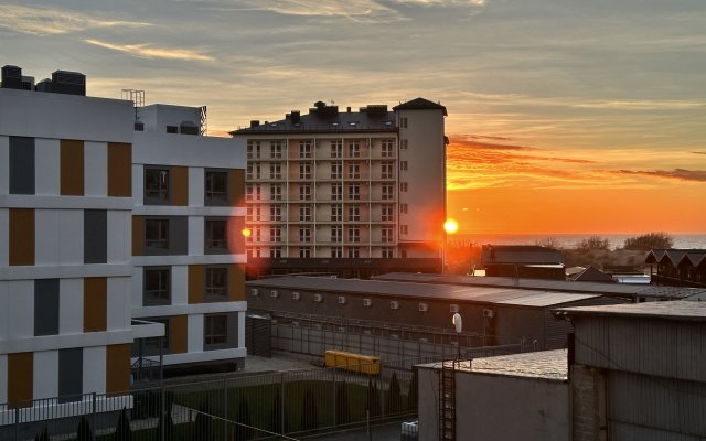 2 Komnatnyie Luxe du Soleil na Pionerskom Prospekte Apartments