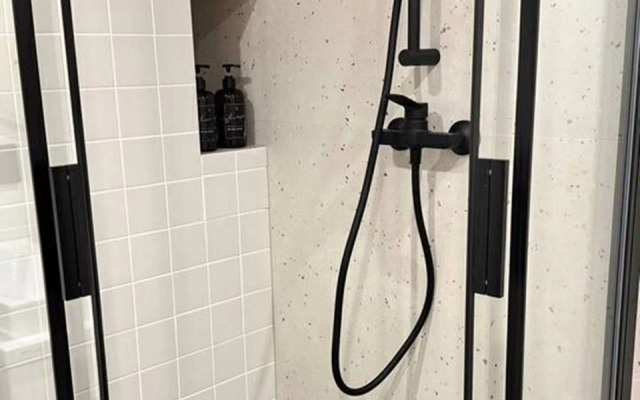 Dizaynerskaya Dvukhurovnevaya S Vidom Na More Flat