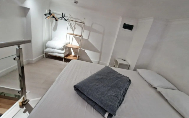 ZenApart s paryaschey  krovat'yu Apartments
