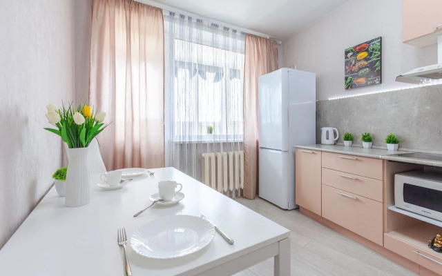 Na Ulitse Novo-Sadovaya 215 Flat