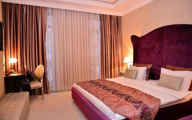 Lake Palace Hotel & Restaurant
