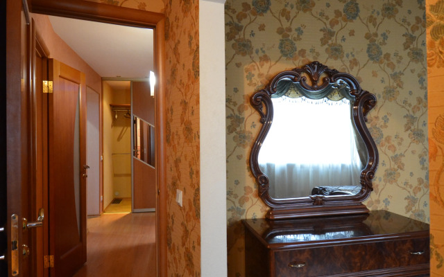 Квартира трёхкомнатная с двумя уборными лифтом и балконом