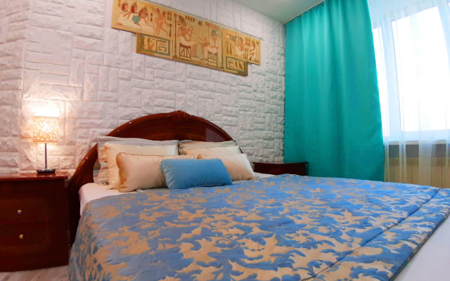 Апартаменты на площади Революции