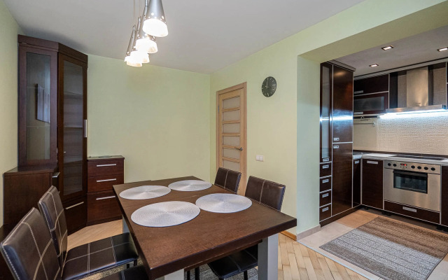 Апартаменты трехкомнатные на Мельникайте 16