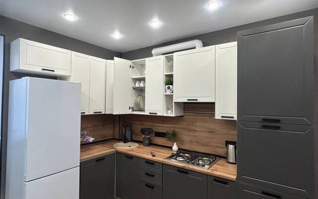 Uyutnaya Dizaynerskaya Kvartira Flat