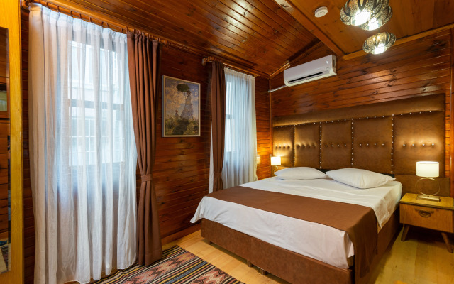Wonder Wood Hotel