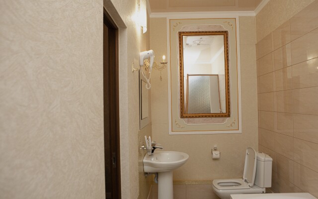 GUSTO Hotel