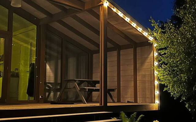 Atmosfernyy s kaminom okolo lesa Dacha.Les Guest house