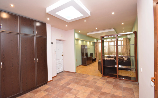 Trekhkomnatnaya v Tsentre Goroda Flat