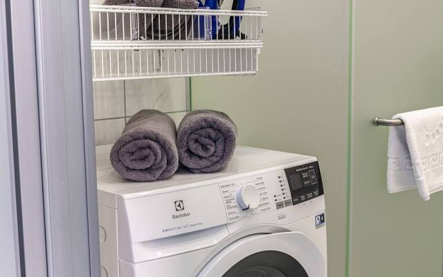 Квартира с Панорамными Окнами и Выходом на Крышу