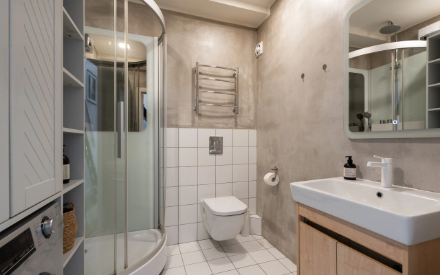 S Mansardoy I Balkonom Na Voznesenskom Prospekte Apartments