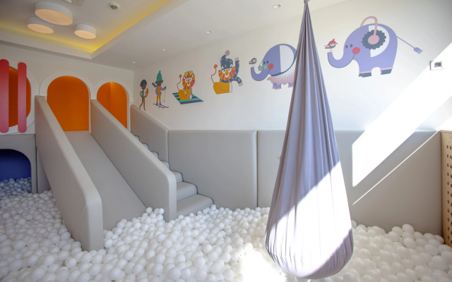 Radisson Collection Paradiz SPA, Soci
