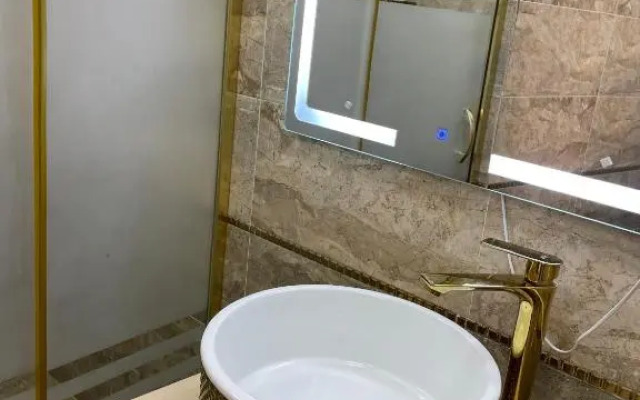 Family Grand Mirror Hotel