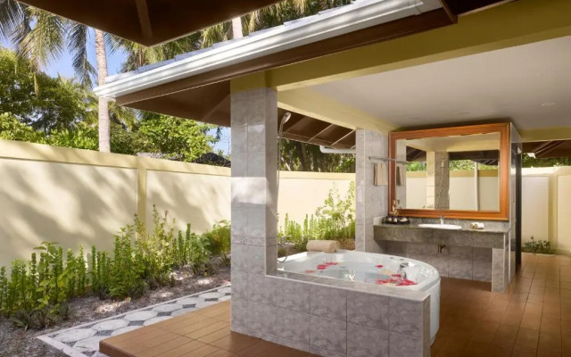 Курортный отель Royal Island Resort & Spa