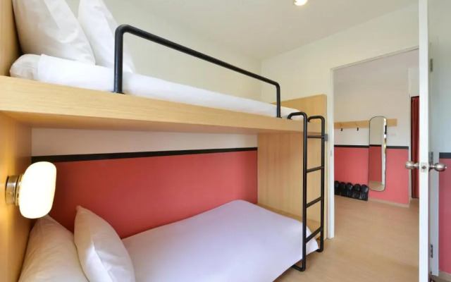 Отель The Grass Serviced Suites