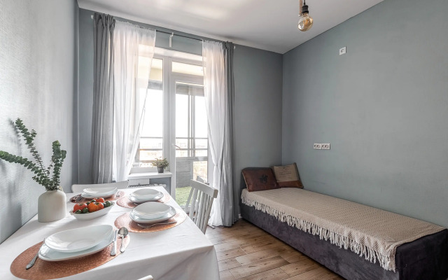 S balkonom i krasivym vidom u metro Apartments
