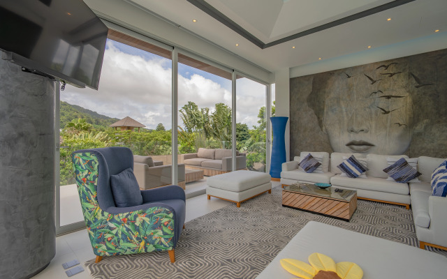 Luxury Infinity Pool Villa in Nai Harn Villa