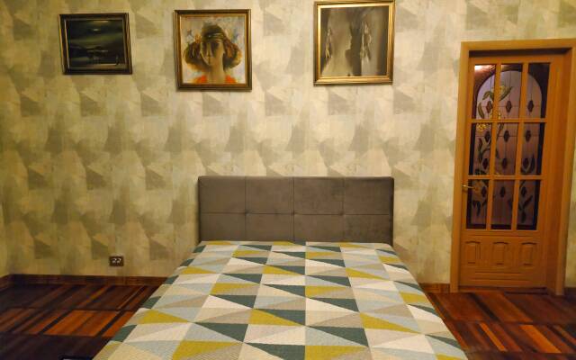 U Pushkinskogo Teatra Tsentr Flat