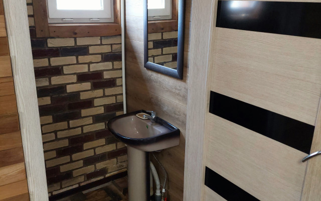 Частный дом с камином у реки