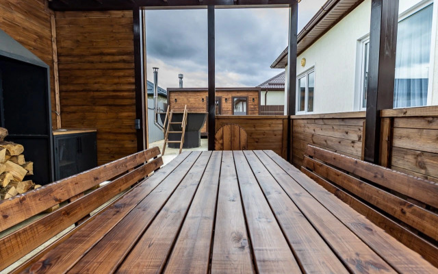 Частный дом с беседкой баней и чаном