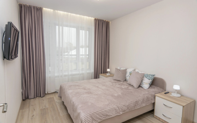 Trehkomnatnaya s parkovkoy Flat
