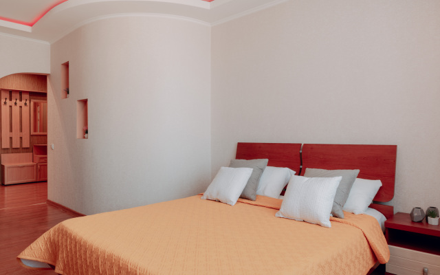 V yarkom tsvete rayon Sovetskiy Apartments
