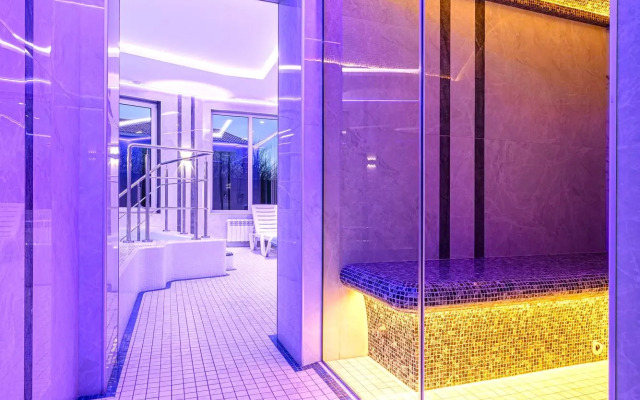 Kottedzha s baney i basseynom Private house