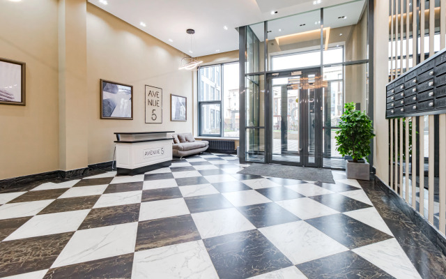Avenue 5 Apartments